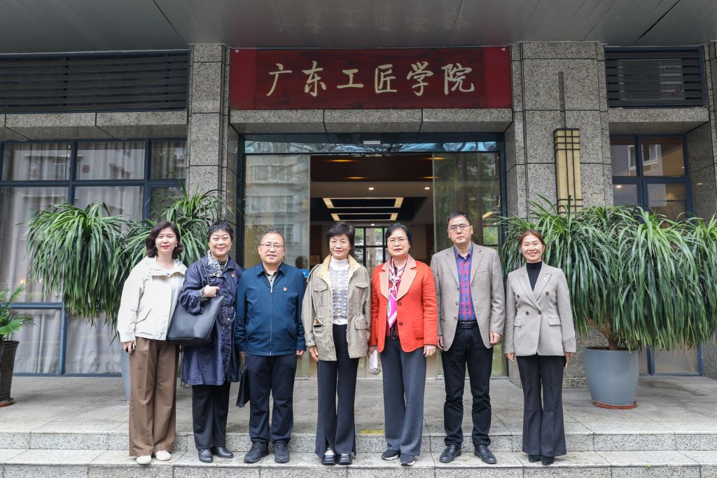 参观留影.jpg