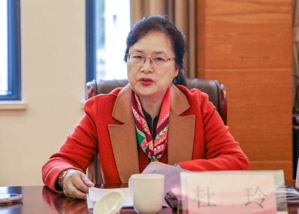 广东省总工会党组成员杜玲主持座谈会.jpg